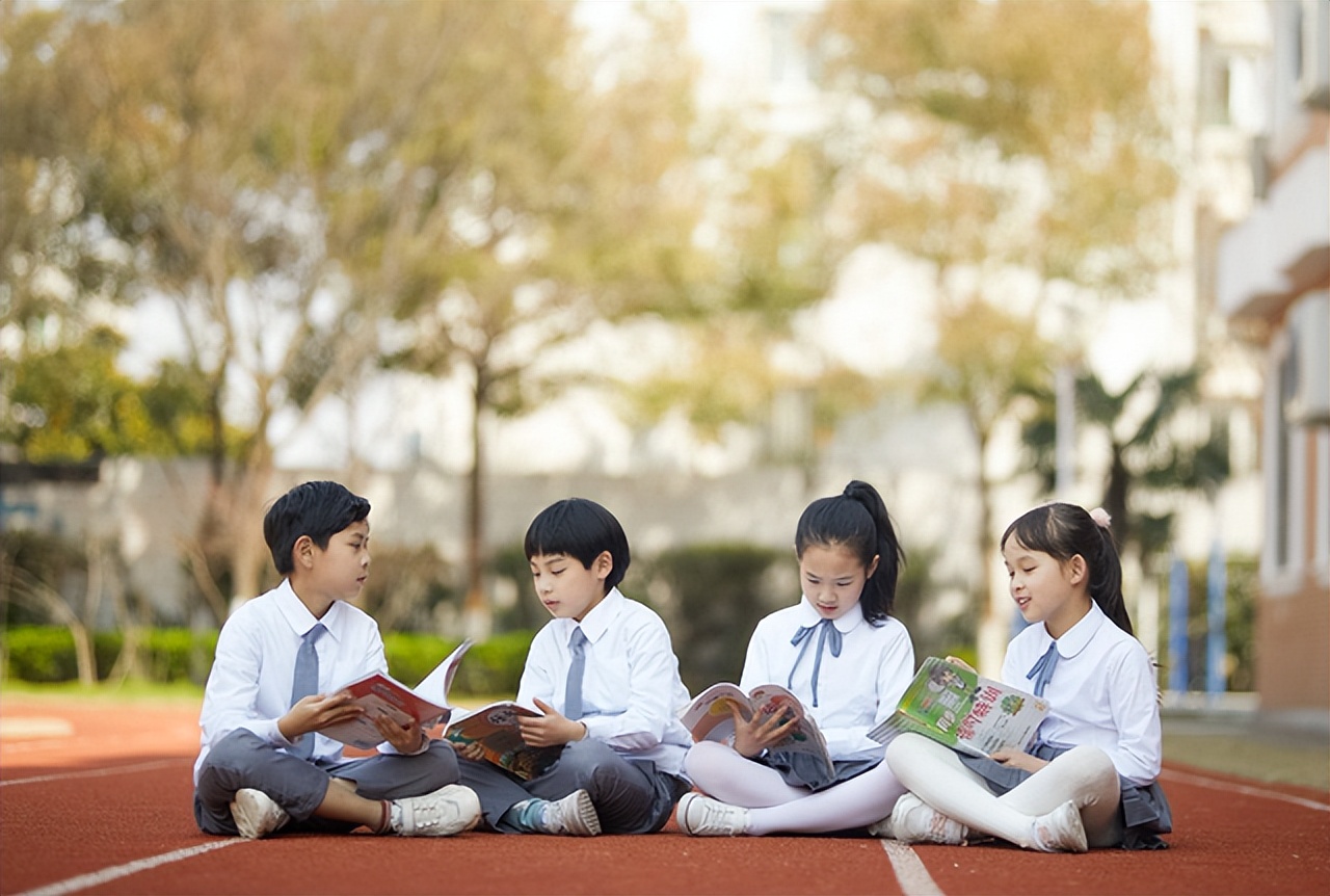 男孩当街咬住妈妈胳膊,男孩咬住妈妈胳膊不松口原视频