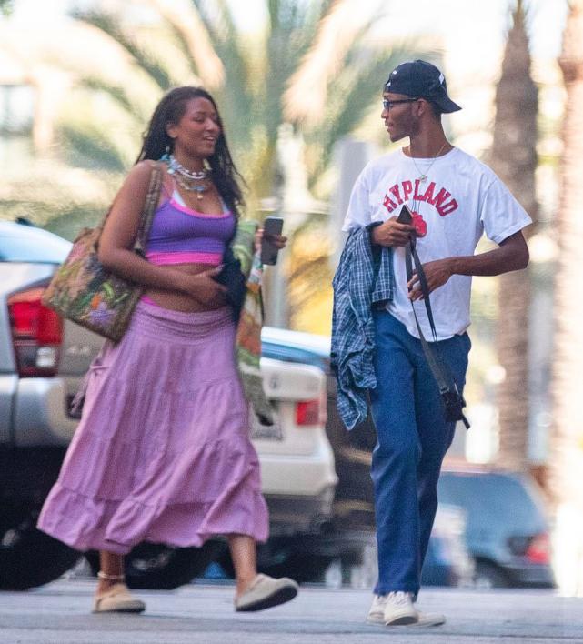 比尔盖茨19岁小女儿官宣黑人男友遭热议！亲吻太甜，千金堪比超模