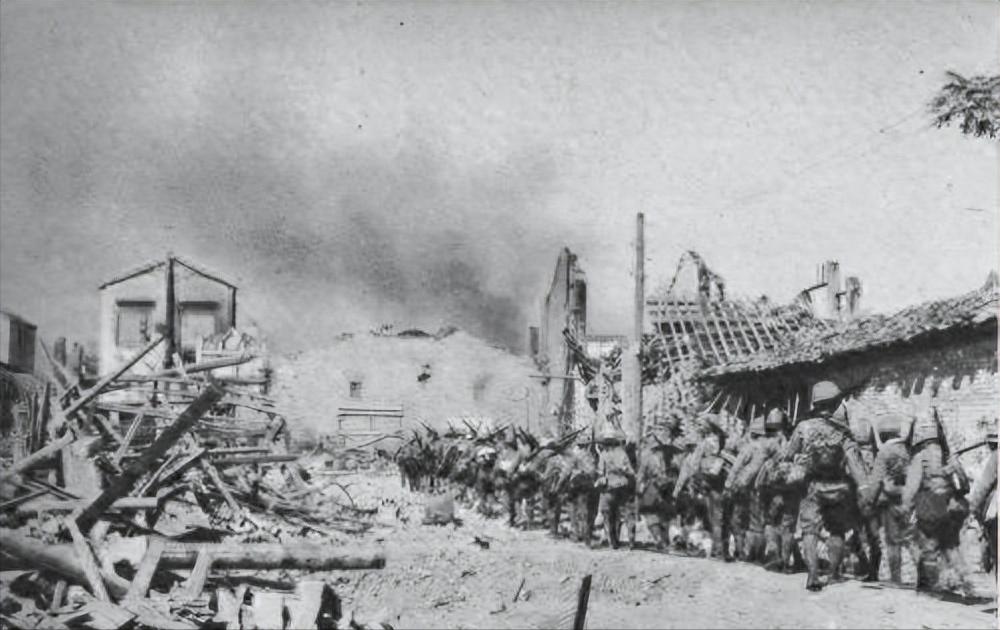 变态的纳粹德国，*光脱**犹太人女人衣服，集体*杀屠**!,2