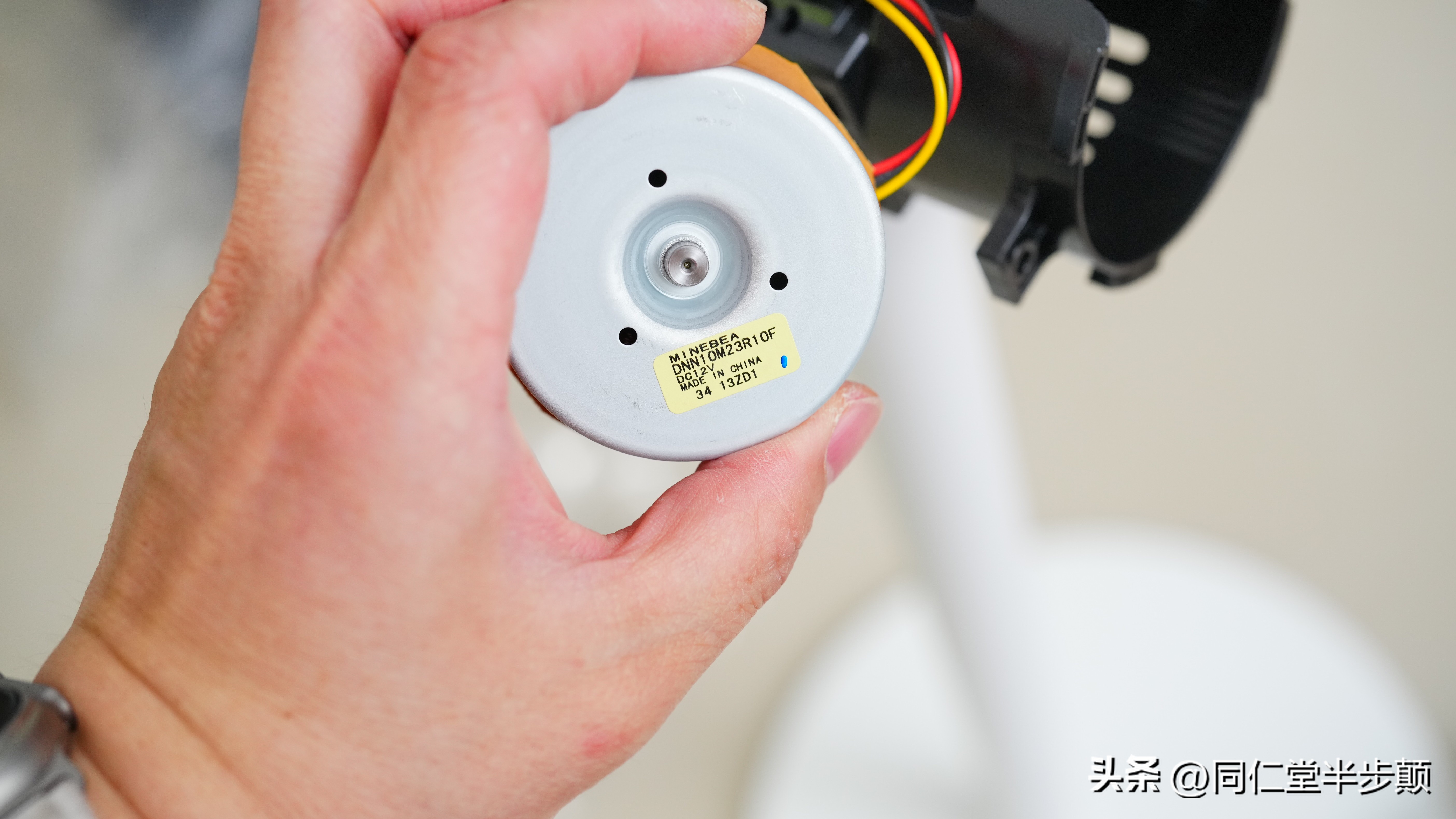 拆解小米立式风冷无线充55w视频,拆解便携户外电源