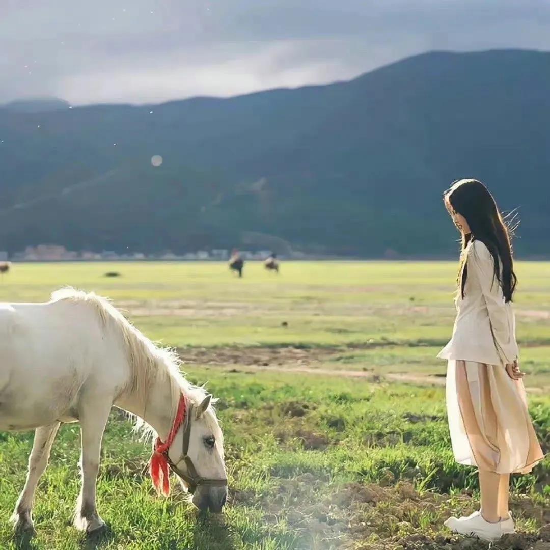 出门旅游的朋友圈文案图片,悠闲旅游必备文案句子图片