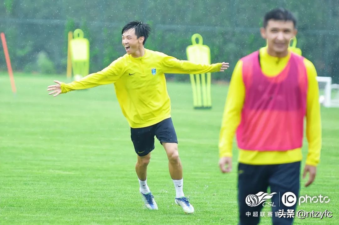 璧涘満涓婄殑鎴戜滑闇告皵鍗佽冻,璧涘墠鑷俊婊℃弧