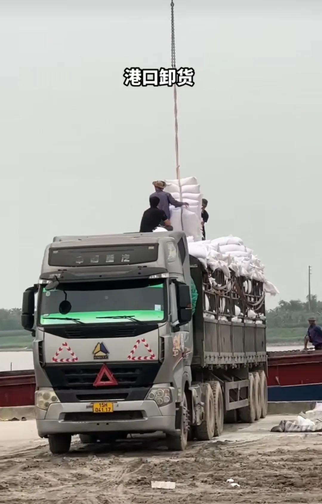 广西美女远嫁越南，生俩娃，发现越南有钱人的房子真豪气全屋红木