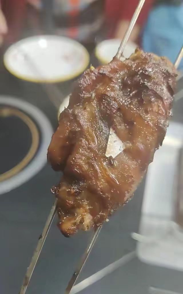 淄博烧烤吃出刀片最新,淄博烧烤店吃出刀片原视频