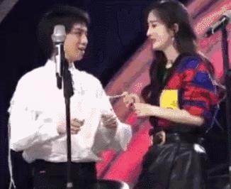 靠肩撒娇、摸脸掐腰、强吻壁咚，没分寸感的女明星算不算耍流氓？