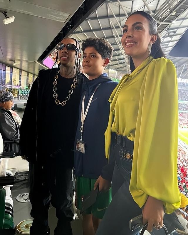 c罗携女友出席活动穿衣秀,c罗穿钻石裙现身戛纳