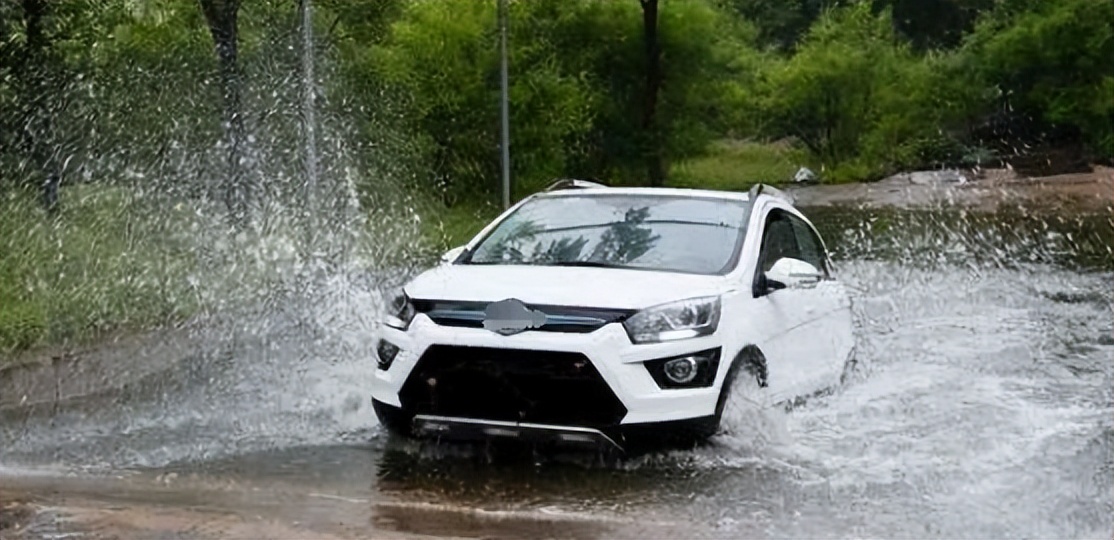 雨后车上的水渍需要清理吗,车上有积雪要不要及时清理