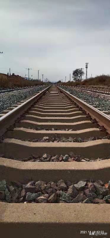 用脚踩出脚印,脚印在地上