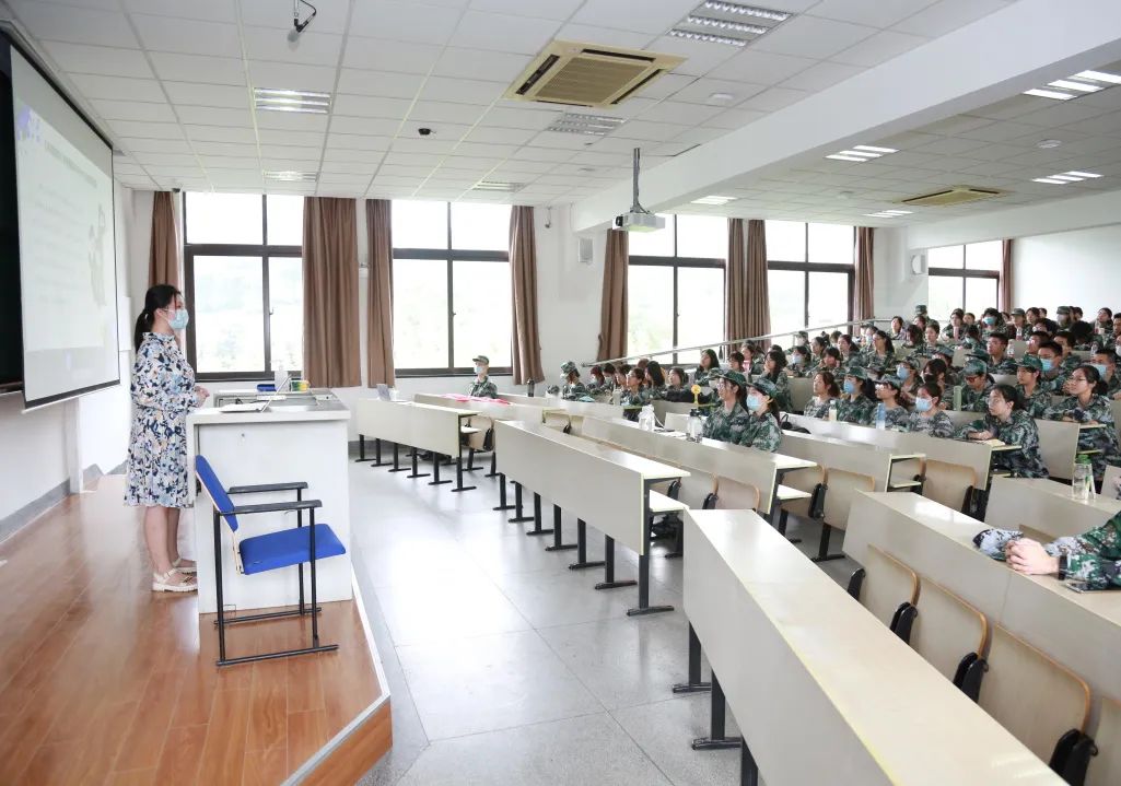 军训英姿飒爽的背后是汗水换来的,军训用汗水向青春致敬