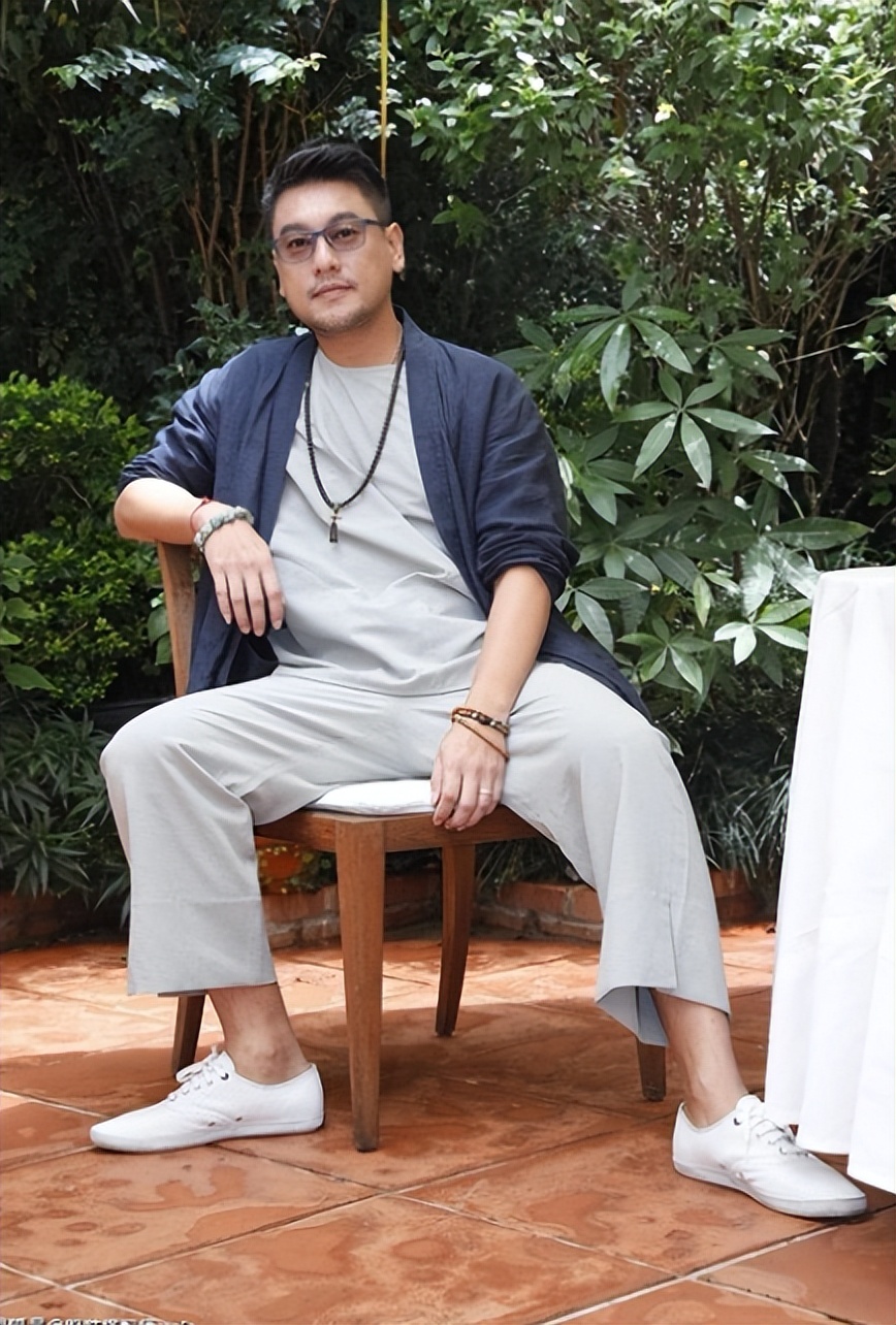 他长相一般，活得美艳，3个月就换一个女友，网友：比我换衣服快