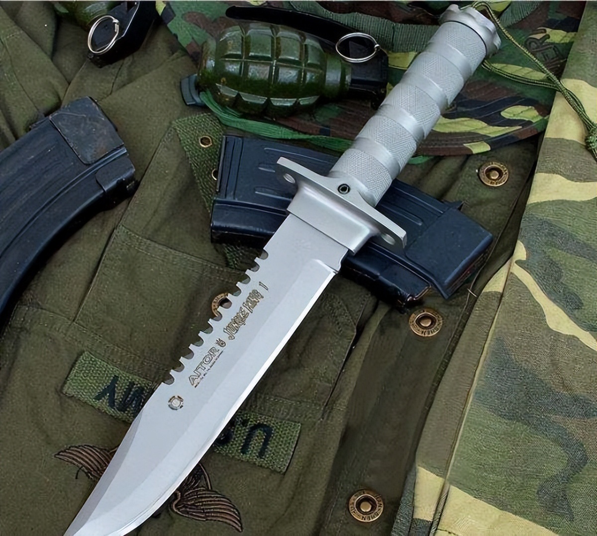 特种兵野外生存必备的武器,特种兵野外生存必备战术刀