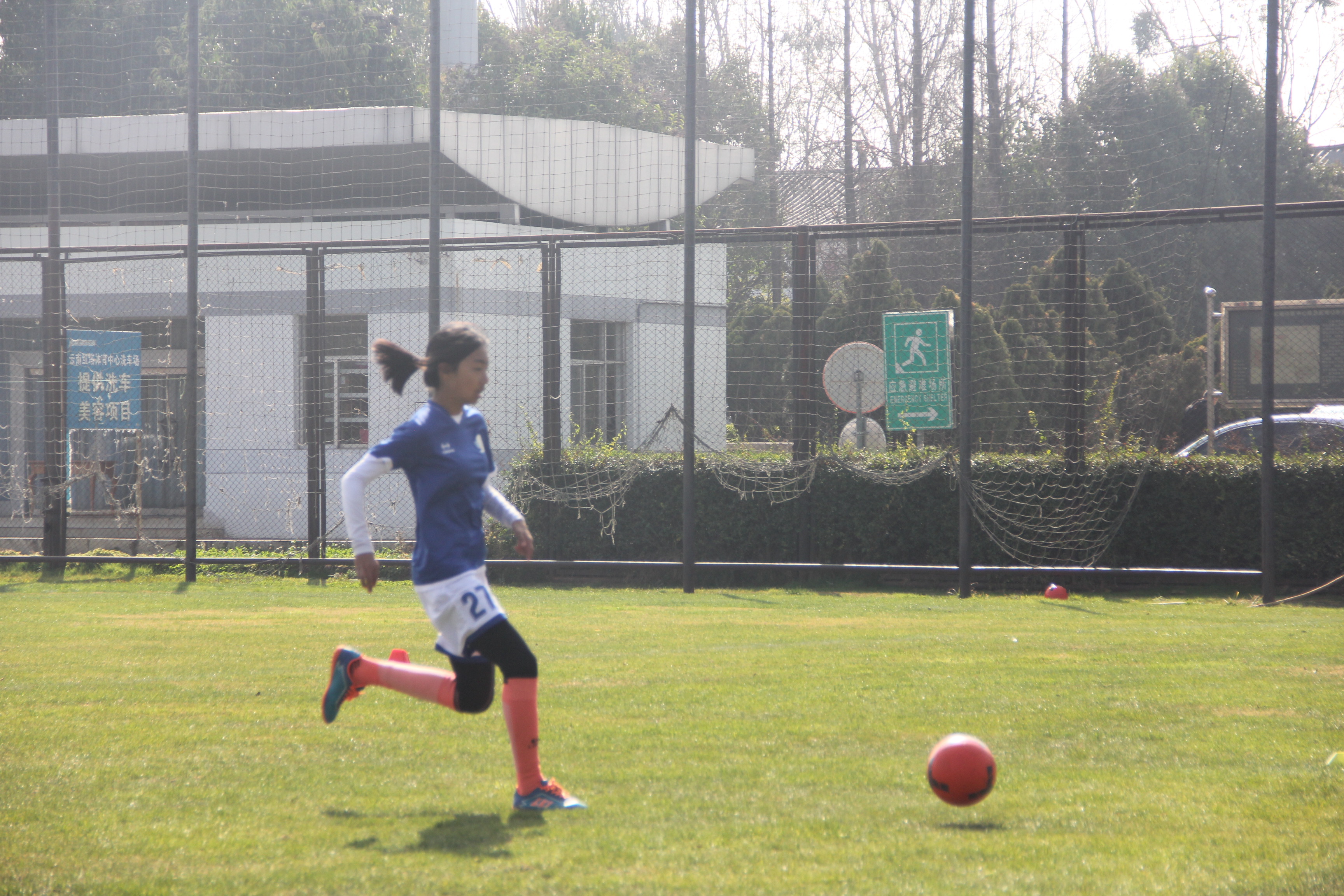 小孩踢足球竟然有这么多好处,孩子踢足球一般还用坚持下去吗