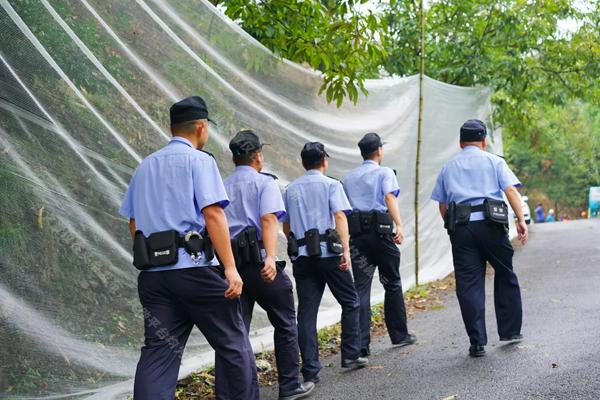 两名少女裸死荒野，*体下**被塞满杂草，手段极其残忍令人发指