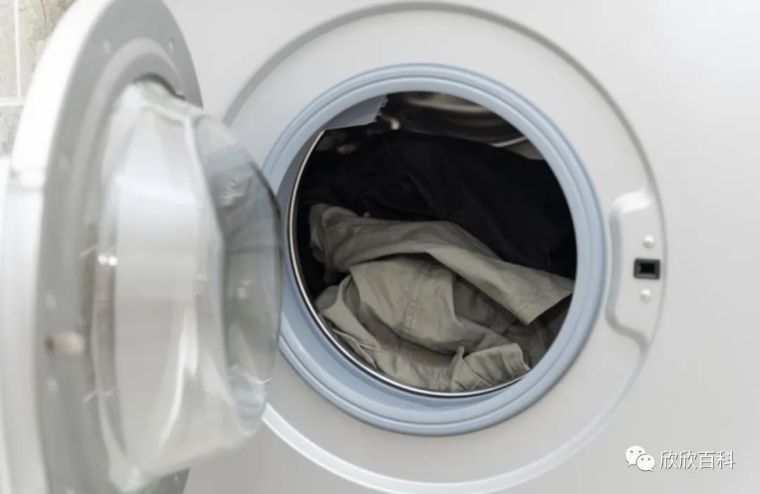 羽绒服跑绒到毛衣上怎么清理,羽绒服跑绒粘在衣服上怎么去掉