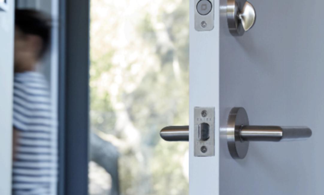 卧室门反锁了怎么开锁在外面,卧室门反锁了怎么开锁最简单视频