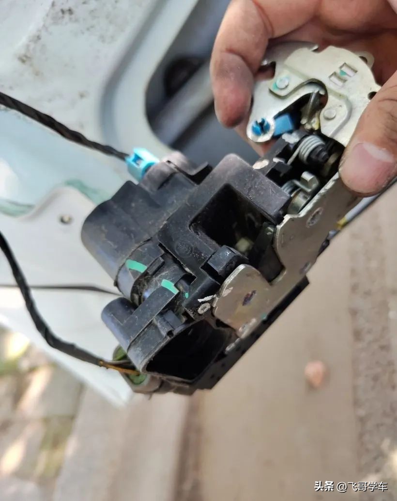别克凯越车门锁异响和跳动,凯越锁车或者开锁反复跳动