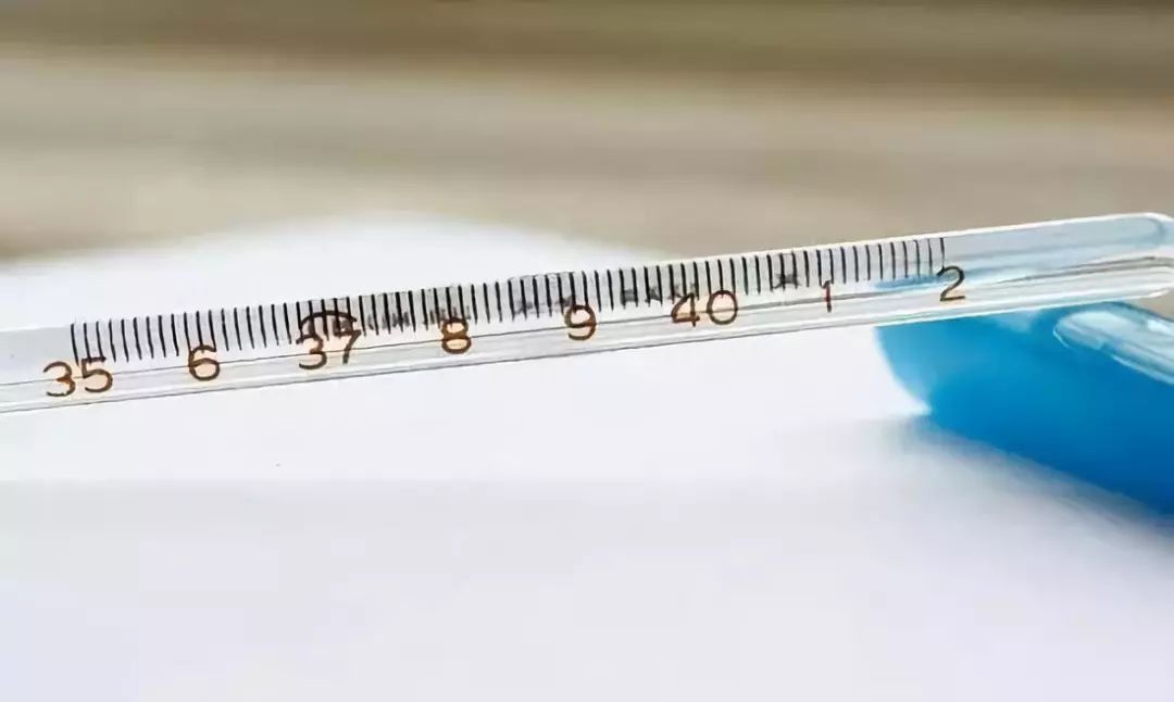 老年人感染新冠体温低于36,老年人感染了新冠体温37度