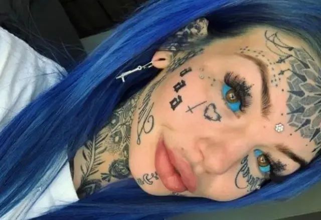 美女痴迷纹身,女子疯狂纹身眼睛失明