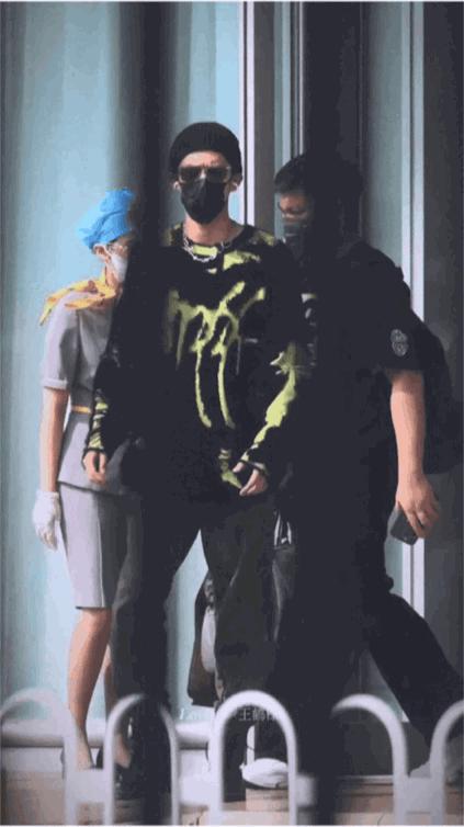 王鹤棣出席活动微博惊艳,王鹤棣一夜爆红的反应