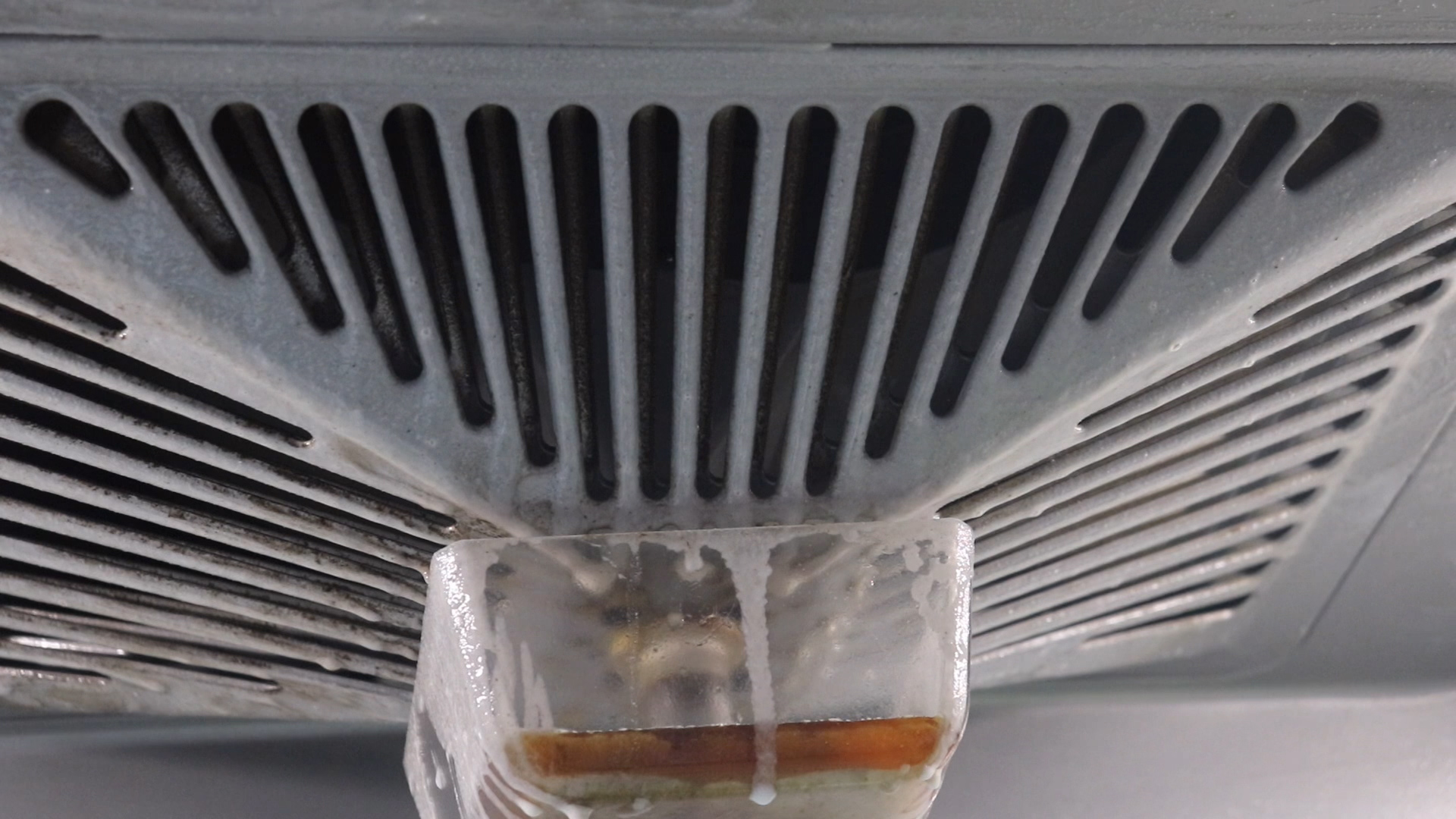 家里油烟机不管多脏一个口罩搞定,怎么用一次性口罩擦油烟机