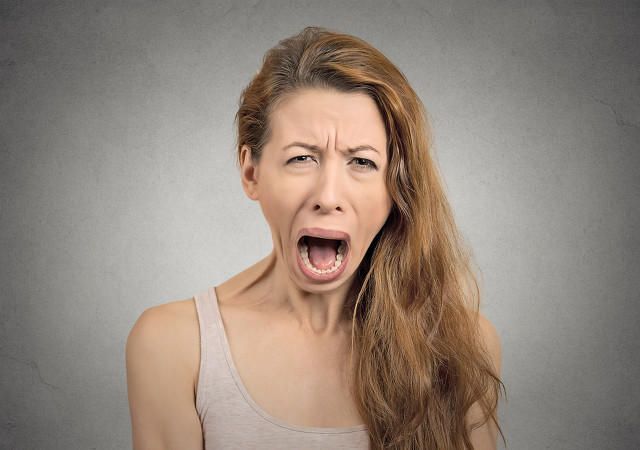 女人独自在家带娃崩溃大哭,带娃太累崩溃大哭