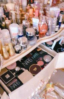 邻居口中的“米粉店表妹”：勤快腼腆美丽，小区男人心中的白月光