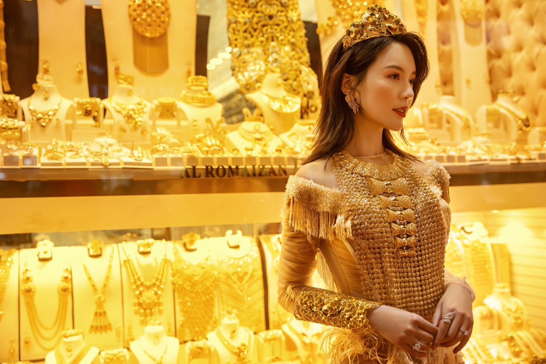 这个享誉迪拜的珠宝设计师，自小与珠宝结缘，她的设计理念很独特