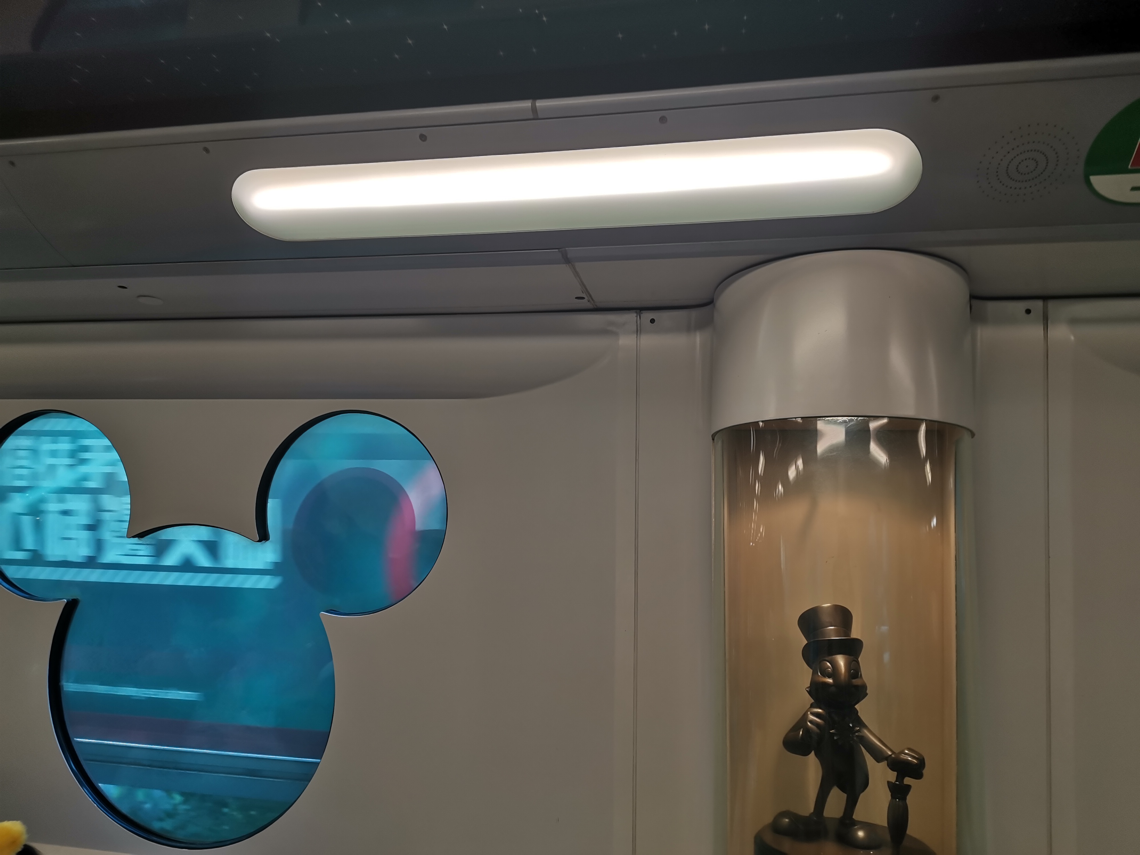 香港迪士尼和香港海洋公园哪个大,香港迪士尼过山车视频