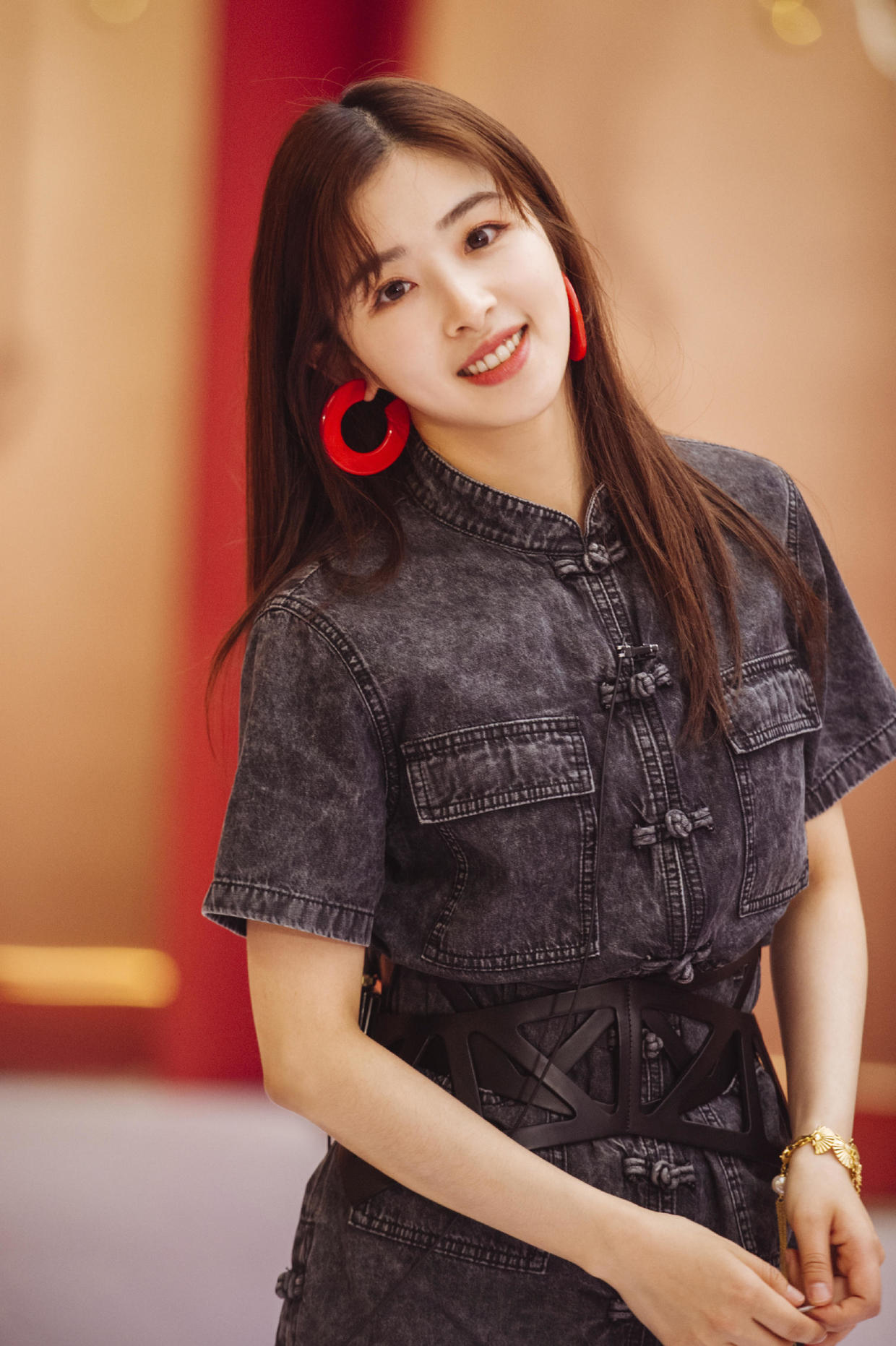 张含韵穿搭成熟,张含韵穿黑西装