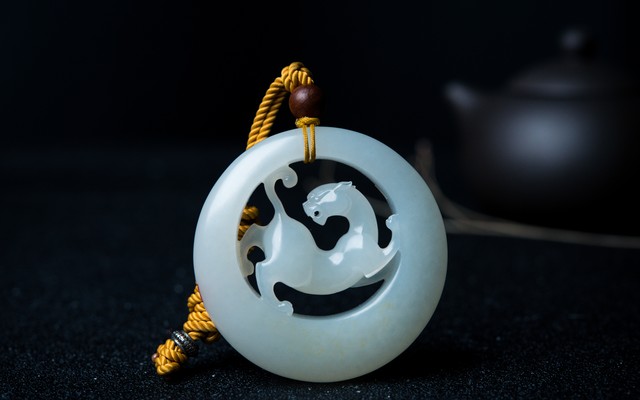 和田白玉泛黄还是泛青好,佩戴和田白玉对身体有什么好处