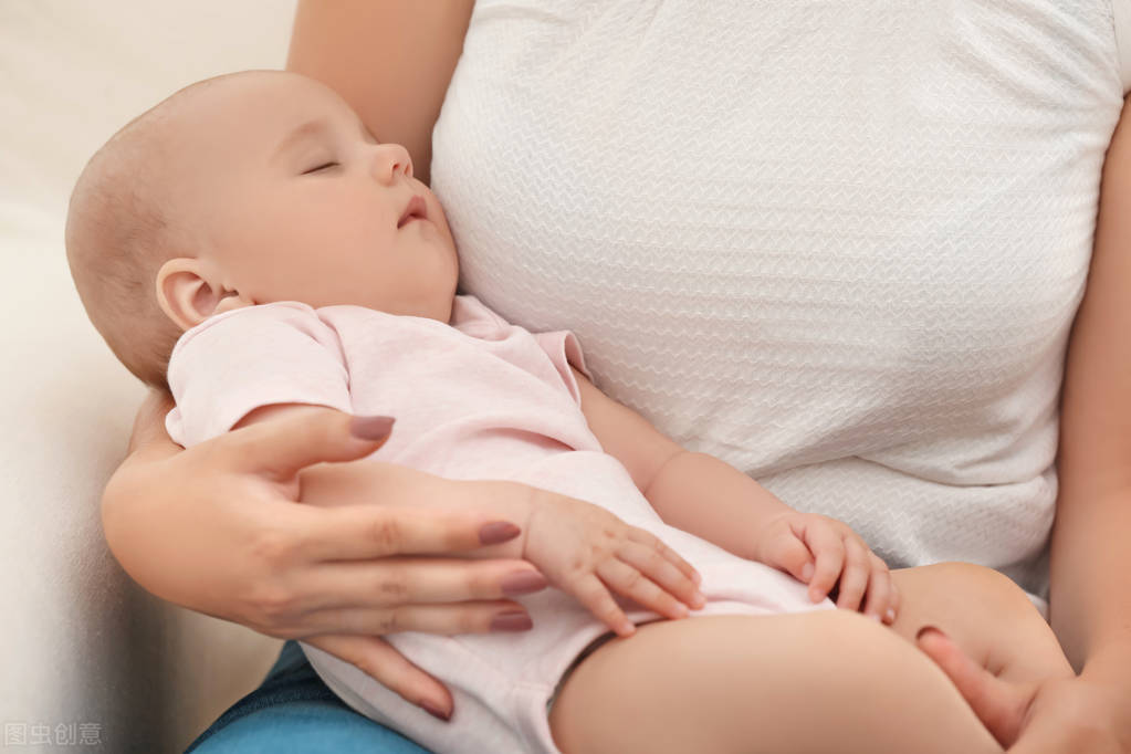 宝宝抱着睡放下醒有什么办法,宝宝入睡必须抱睡怎么办