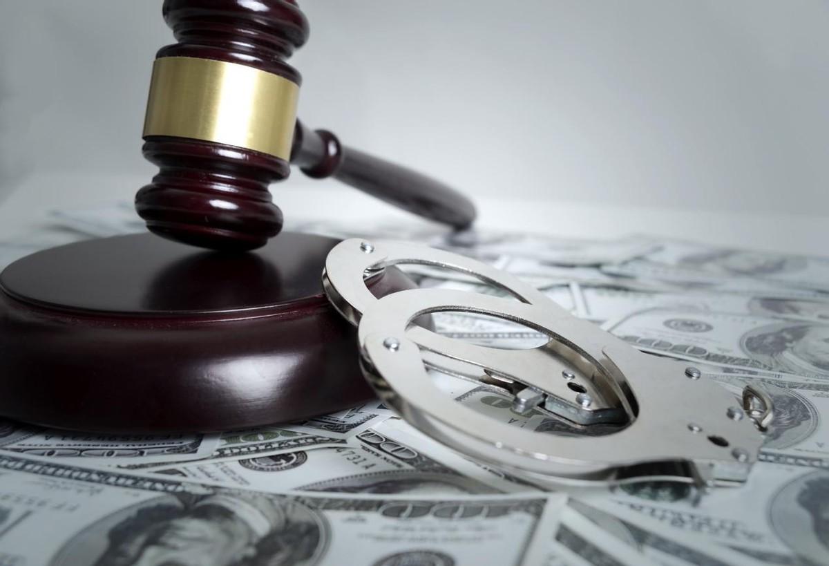 美发店里的“女摸特”，男子理发还能摸腿，兴奋充值12万后被拉黑