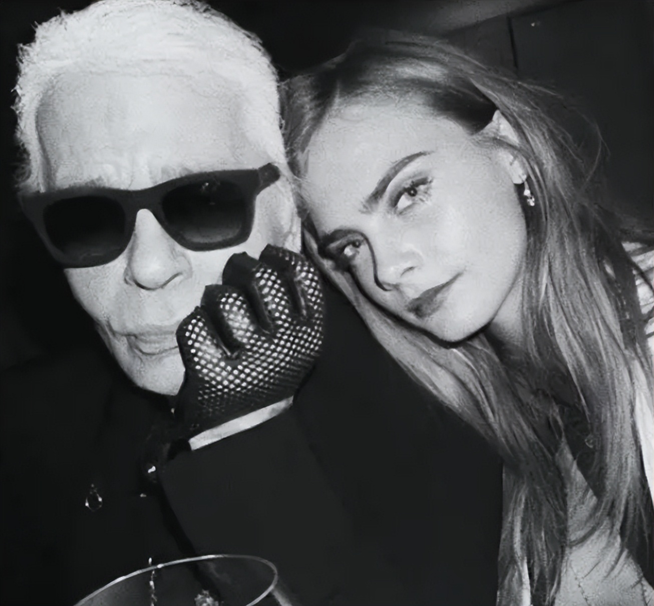 美国女星走秀衣着暴露引成争议,好莱坞女明星街头