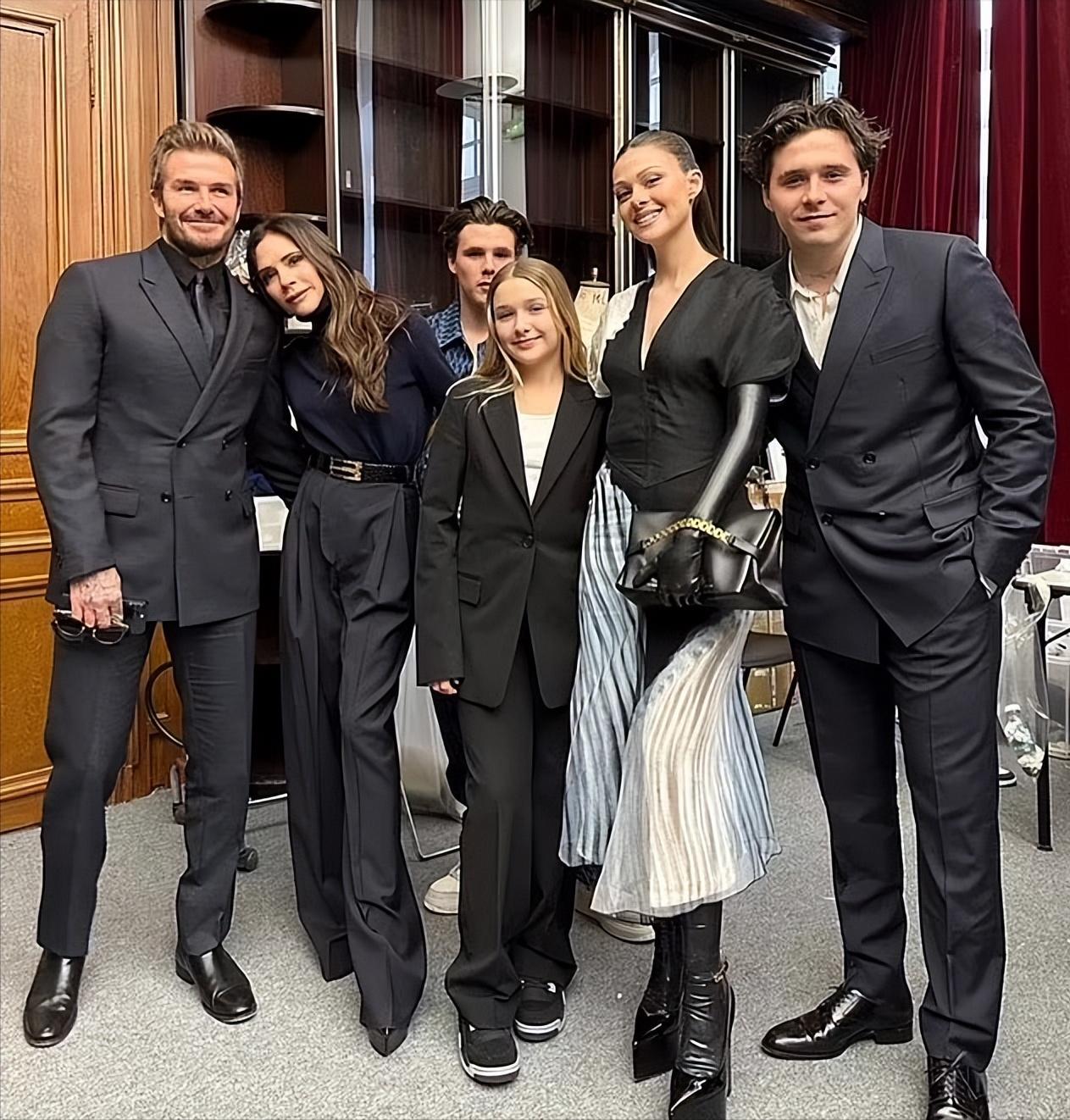 贝克汉姆小七服装,贝克汉姆和贝嫂年轻时候情侣装照