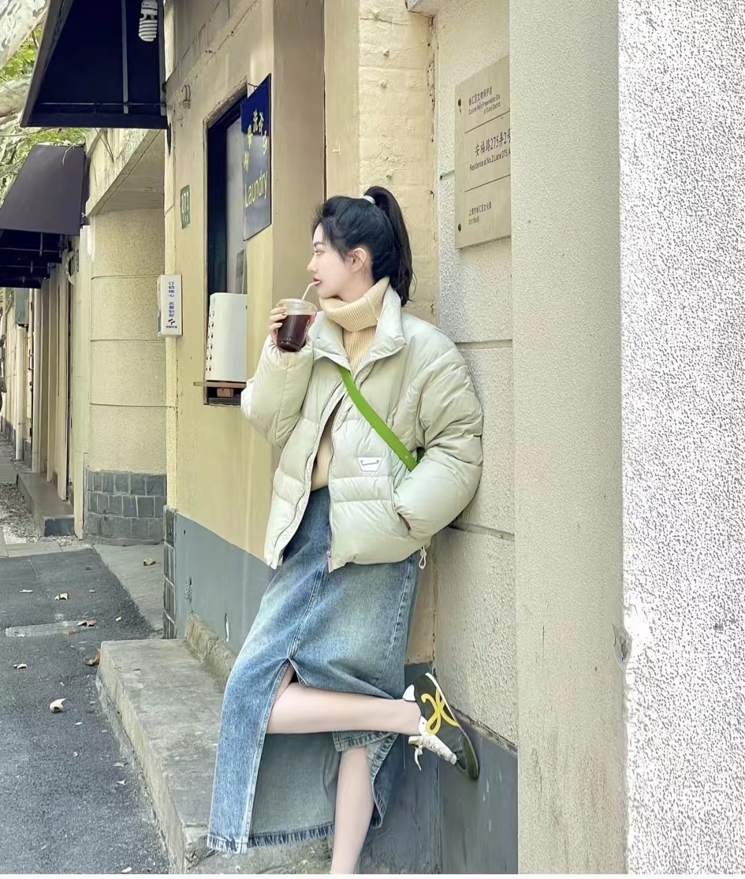 短款白色羽绒服的最佳搭配半身裙,羽绒服搭配哪些裙子才时髦