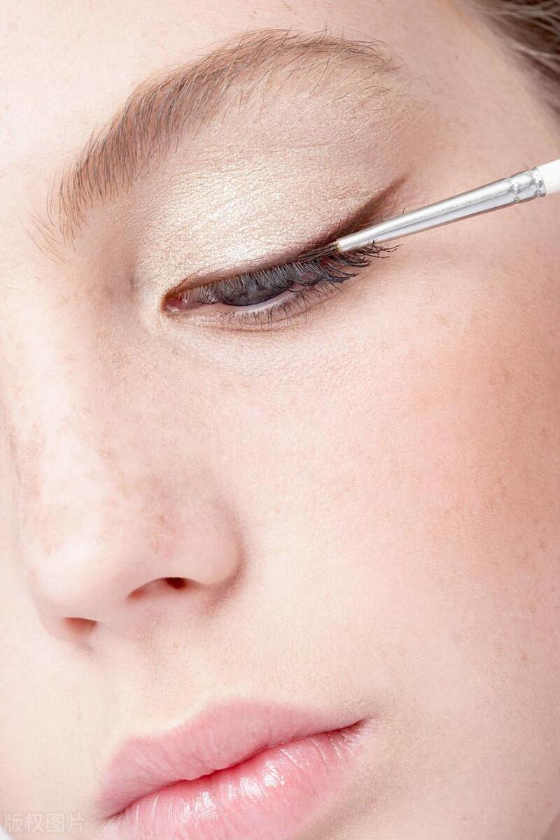 新手画眼线单眼皮外眼线,单眼皮怎么用液体眼线画眼线