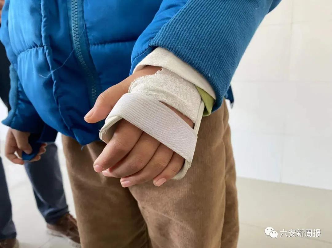 男孩致同学受伤每天帮拎包,男孩致女孩受伤