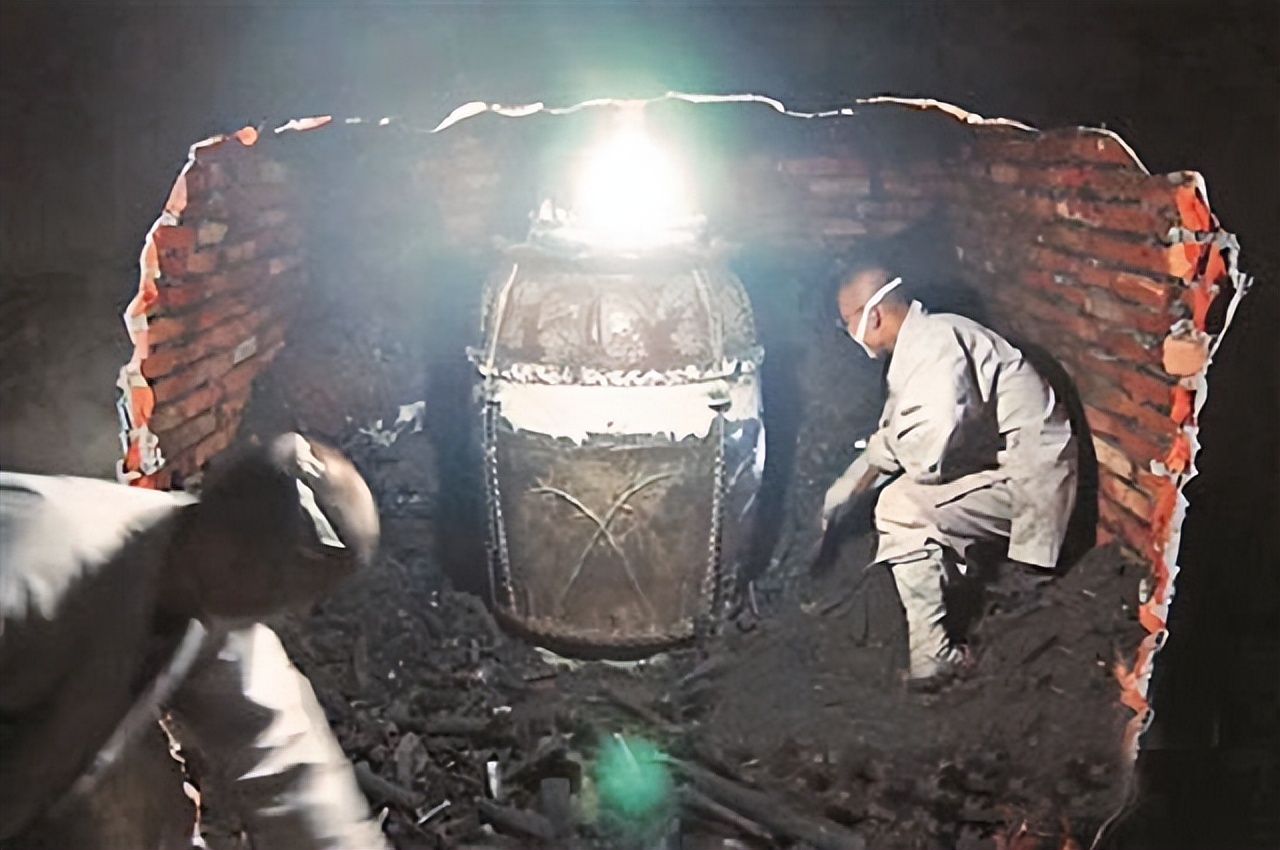 江西孝子为父亲遗体塑金身 (江西男子为父亲塑成金身)