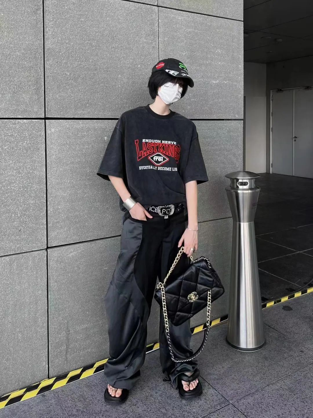 男t恤搭牛仔裤加皮带有哪些穿法,t恤配裤子的时髦穿法