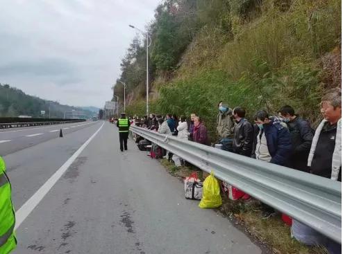 客车高速抛锚处置,旅游大巴高速抛锚交警暖心帮助