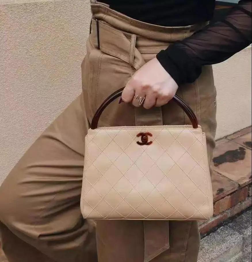 看完了Chanel富贵儿玳瑁，我默默放下了手中的皮质金链...