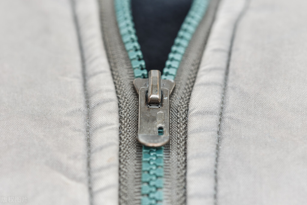 衣服拉链底部插销坏怎样修复,衣服拉链下面的卡头坏了怎么修复