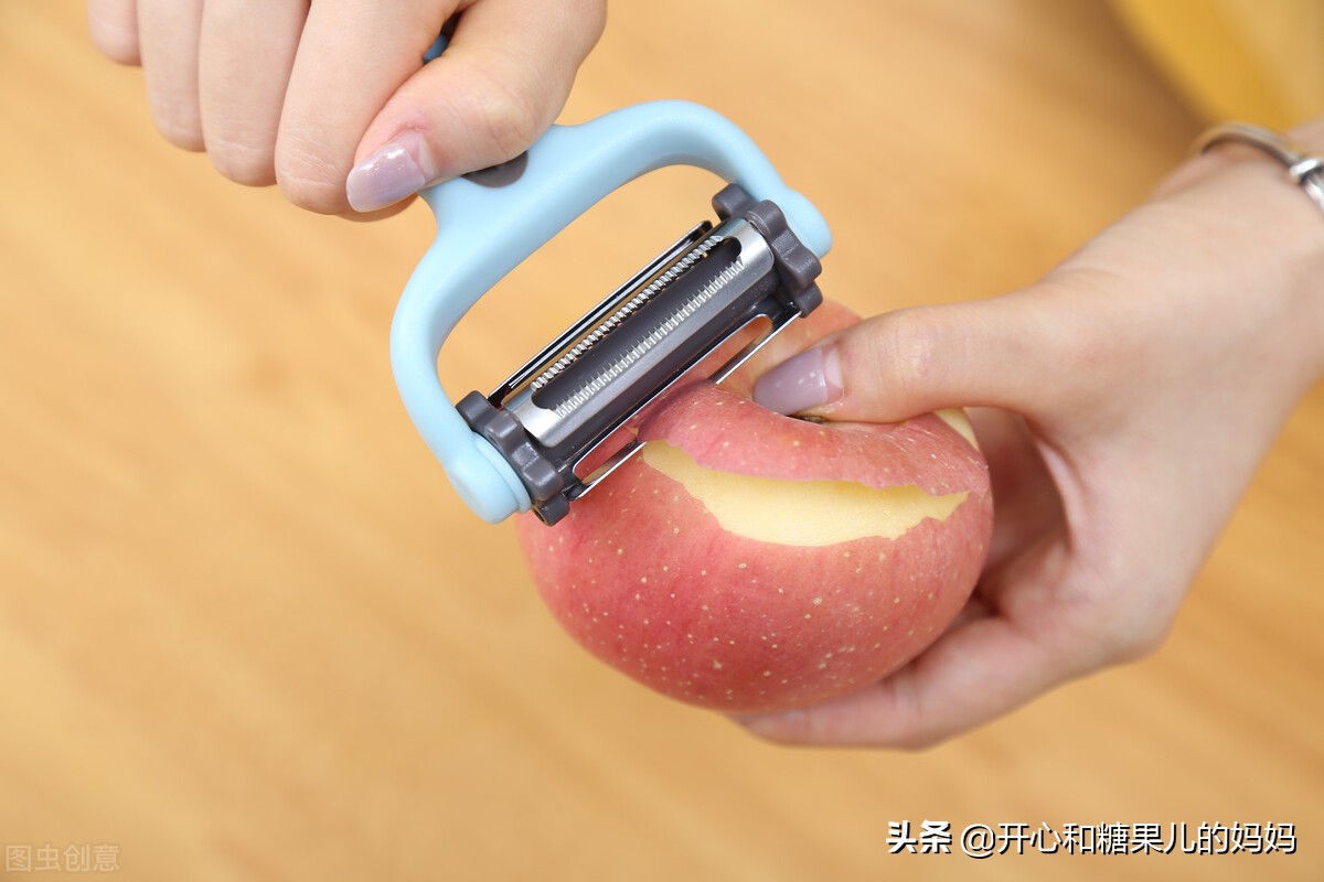 婆婆把5个月的孙子放在沙发上，去削苹果，儿媳听见咚一声气炸了