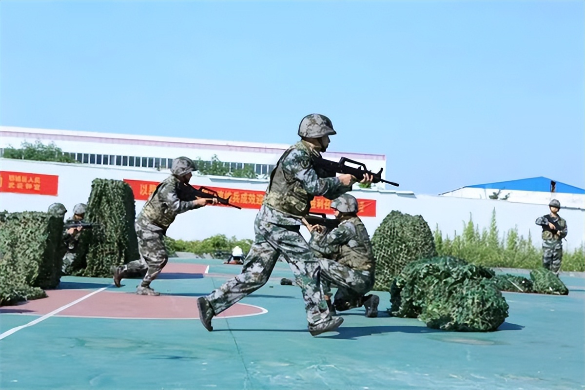他们来自酒店一线后勤和厨师,鄂州这个酒店青年员工“兵味”十足