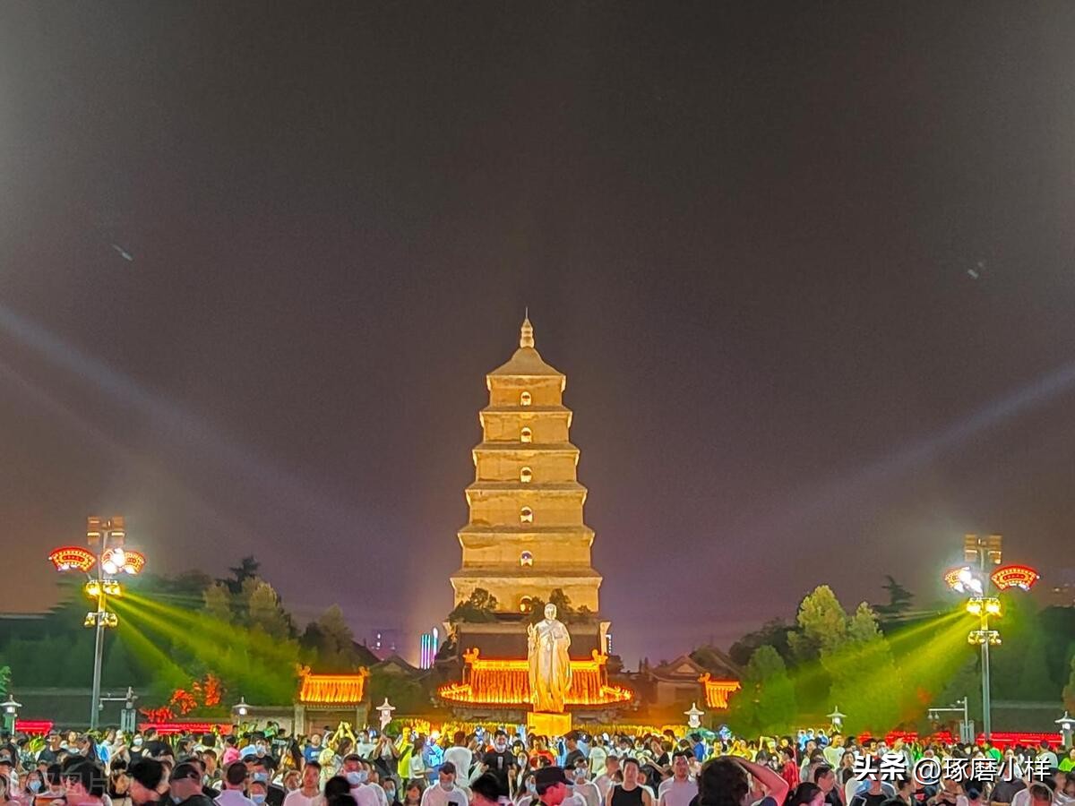 摆摊卖肉夹馍经历的人和事,90后小伙摆摊卖肉夹馍月入10万