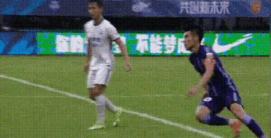 保级队首胜重大改判，无视VAR介入提醒，中超昏哨纵容国脚逃红牌