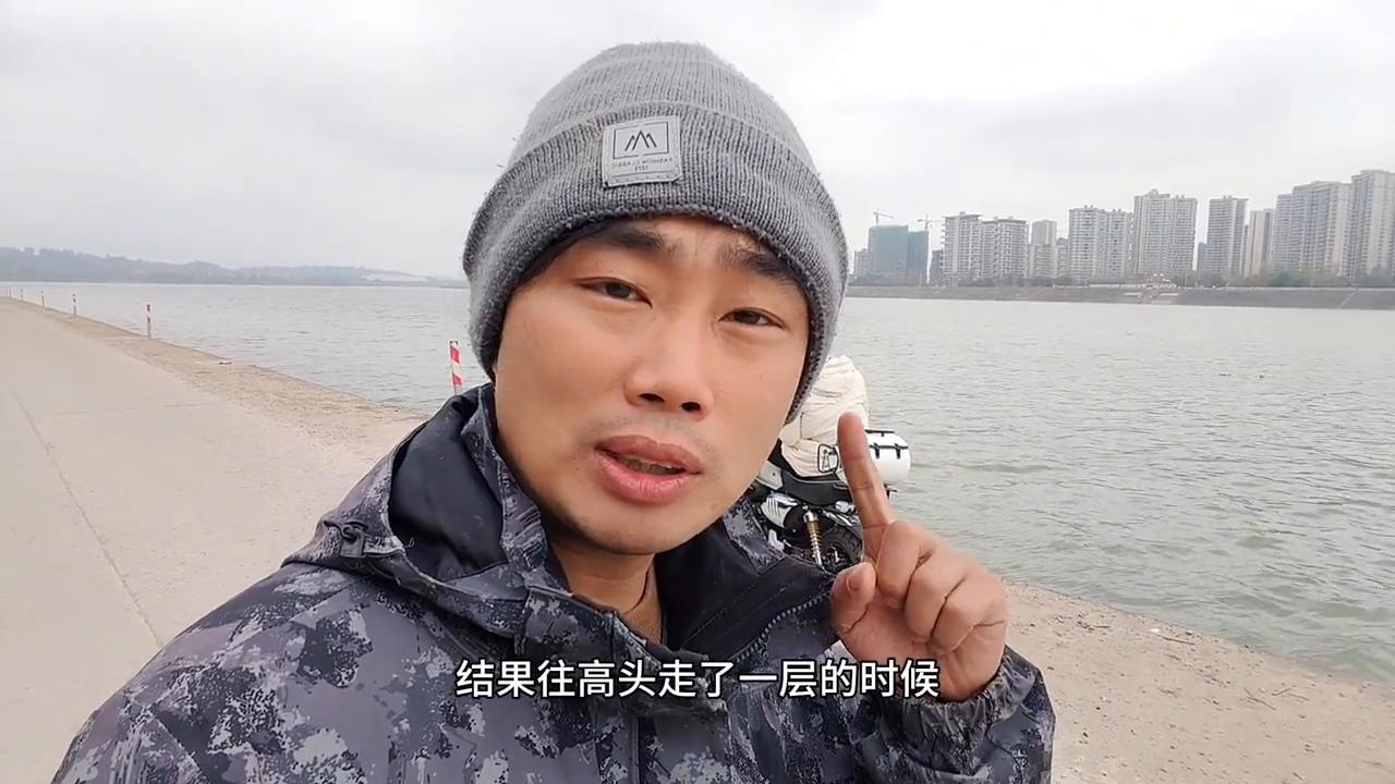 被关在电梯里有信号吗,电梯超载没有提示