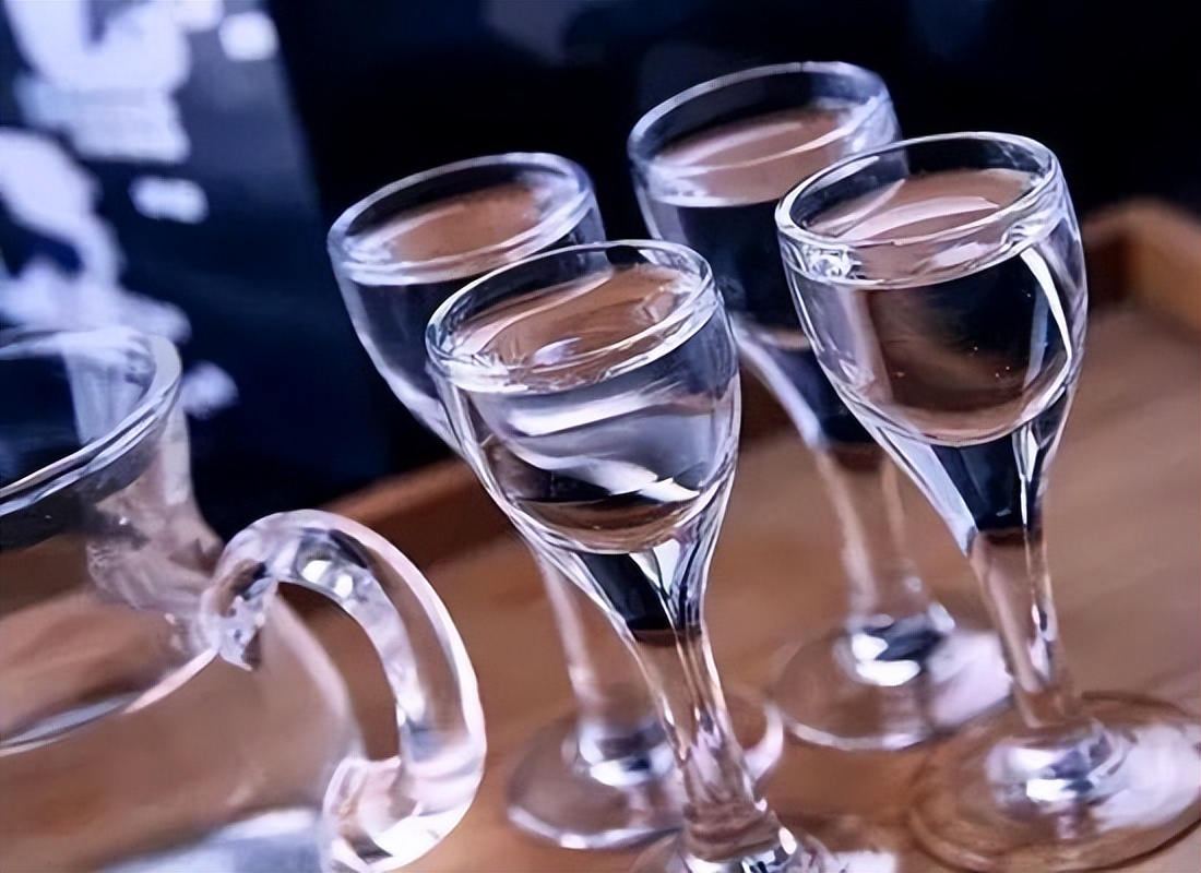 冬日白酒怎么喝?专家建议:白酒温着喝,掌握技巧是关键