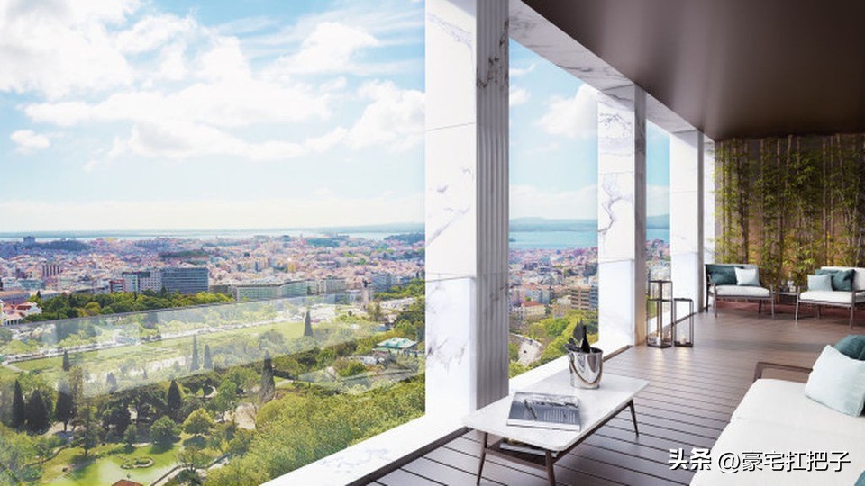 C罗9套豪宅曝光，女友花半小时才走到客厅，车库有超20辆顶级跑车