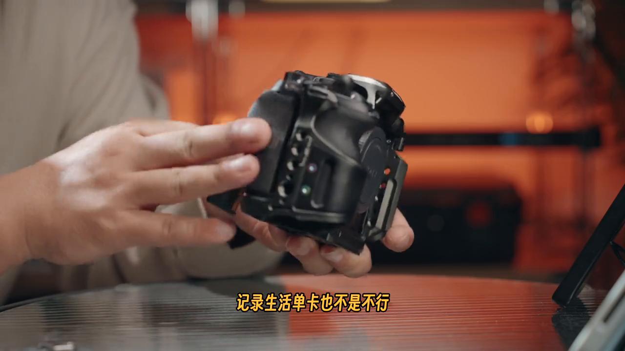 a7m4装了兔笼如何卸电池,索尼a7m4装底座还是兔笼